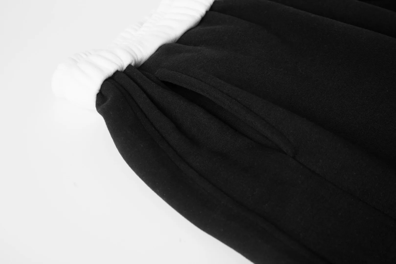 P230 White background picture [Fleet in winter] Style number: 25130# Color: black/navy blue/dark gray/light gray/white gray/beige/light khaki Size: S-XL - Ralph Lauren/Ralph Lauren 2025FW autumn and winter plus velvet contrasting waist design drawstring scimitar version lazy feeling loose couple sweatpants - brushed face velvet lining one piece for winter - custom dyed trouser cord hanging hardware The details are in place - loose fit, scimitar legs, loose upper body without looking too big - RL/lazy autumn and winter sweatpants, a pair of casual sweatpants that are very suitable for CleanFit. Loose fit scimitar fit trousers can be used as couple wear. It has a relaxed feel for daily wear. Contrasting color shakes to increase the overall sense of layering. The sense of drape is visible to the naked eye. The design of the trouser legs can be closed, which can also be very warm and versatile in winter.